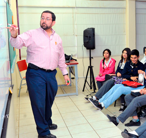 Una maestra en el aula con sus alumnos