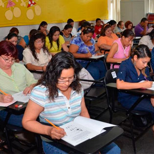 Una maestra en el aula con sus alumnos